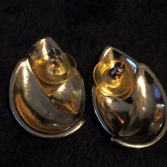 Napier vintage gold tone and cream swirl pierced earrings - Picture 2 of 2